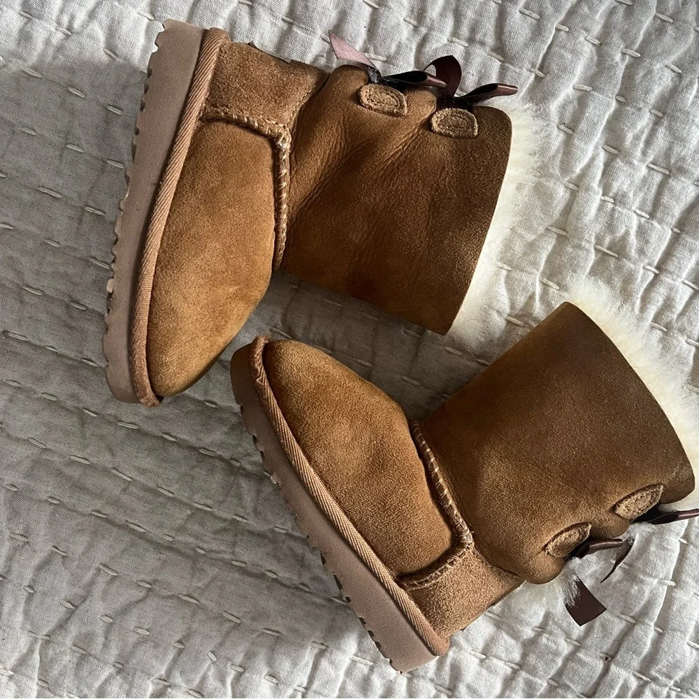 Toddler baby girl Authentic Uggs with bows - Picture 1 of 6